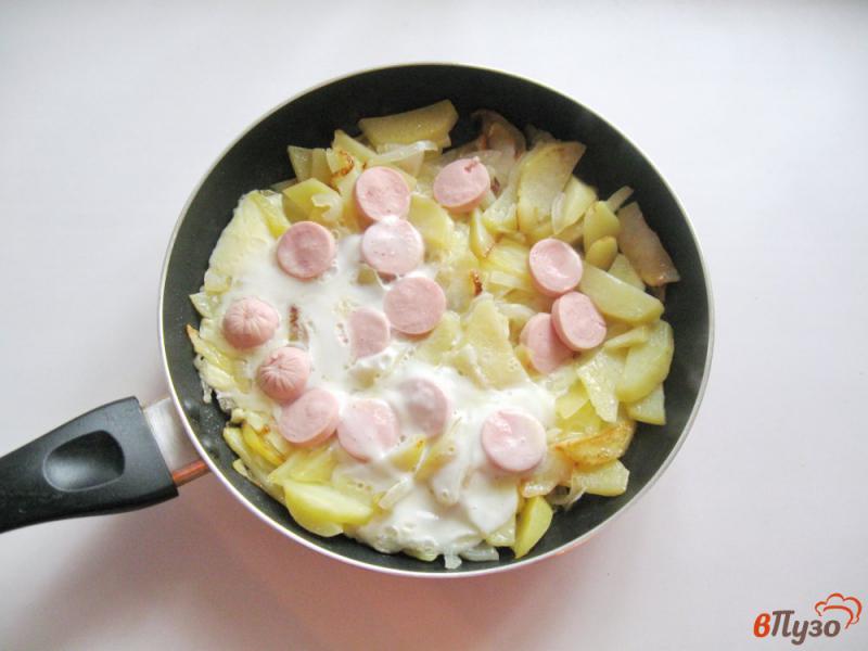 Фото приготовление рецепта: Жареный картофель с яйцами и сосисками шаг №3