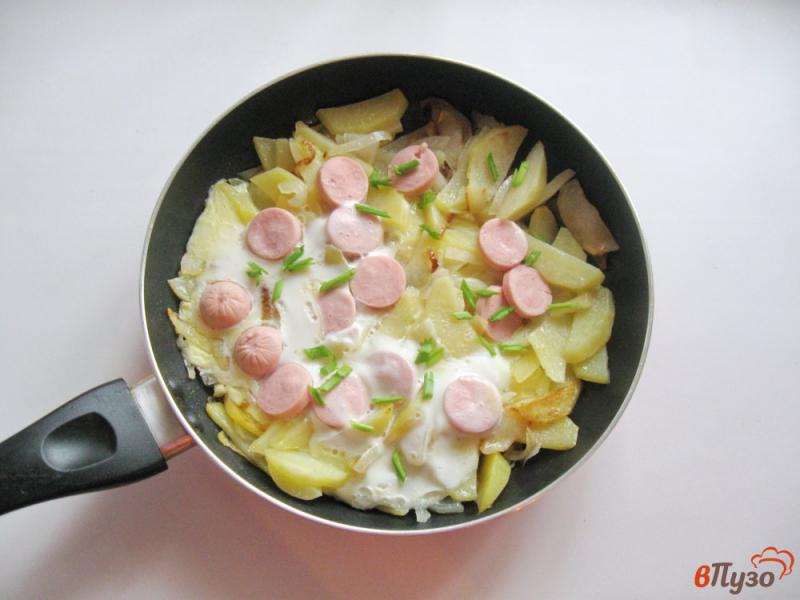 Фото приготовление рецепта: Жареный картофель с яйцами и сосисками шаг №4
