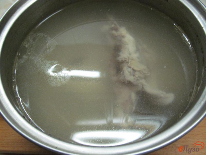 Фото приготовление рецепта: Суп с солеными огурцами фасолью и кукурузной крупой шаг №1