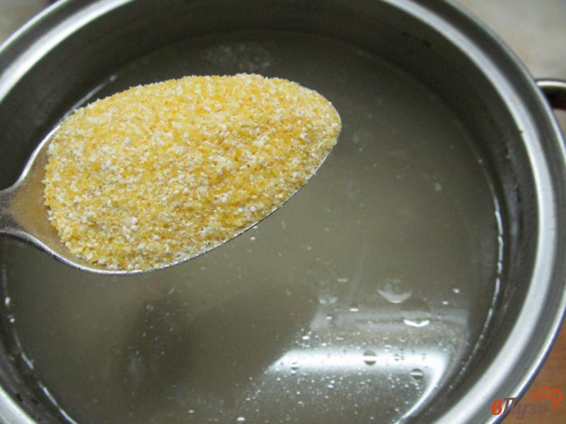 Фото приготовление рецепта: Суп с солеными огурцами фасолью и кукурузной крупой шаг №3