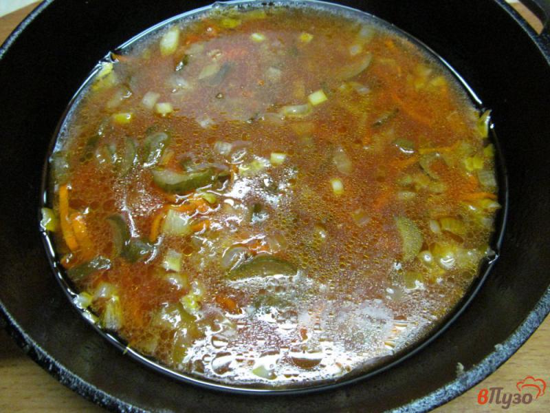 Фото приготовление рецепта: Суп с солеными огурцами фасолью и кукурузной крупой шаг №6