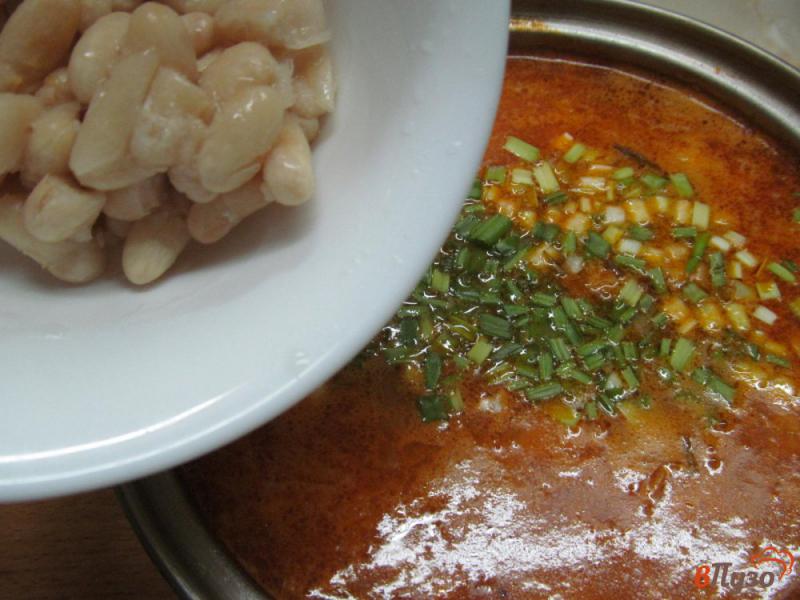 Фото приготовление рецепта: Суп с солеными огурцами фасолью и кукурузной крупой шаг №7