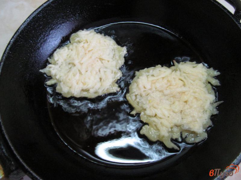 Фото приготовление рецепта: Свекольная икра с клюквой на картофельных драниках шаг №3