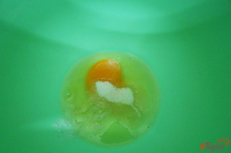 Фото приготовление рецепта: Оладьи с зелёным луком и яйцом шаг №2
