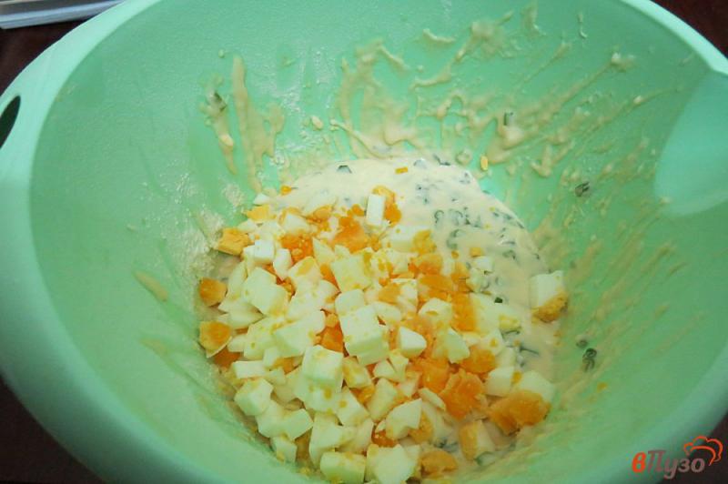 Фото приготовление рецепта: Оладьи с зелёным луком и яйцом шаг №8