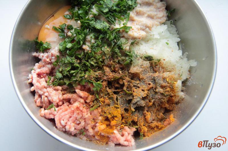Фото приготовление рецепта: Котлеты из мяса кролика, свинины и зелени шаг №2