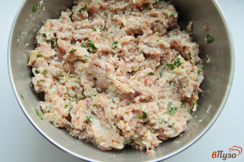 Фото приготовление рецепта: Котлеты из мяса кролика, свинины и зелени шаг №3