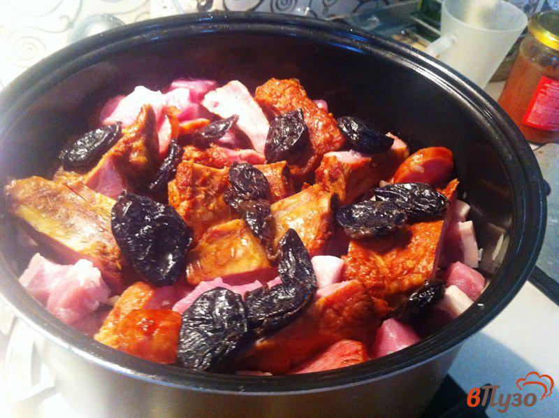 Фото приготовление рецепта: Бигус со свининой и колбасой в мультиварке шаг №8