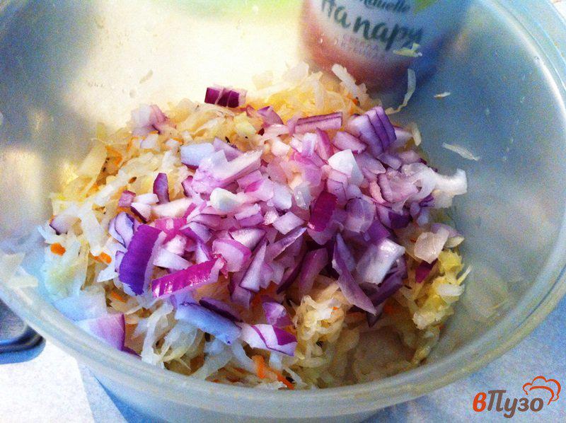 Фото приготовление рецепта: Салат из квашенной капусты и свеклы шаг №3