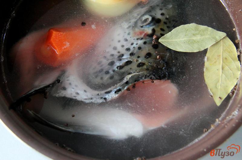 Фото приготовление рецепта: Рыбный суп с рисом и шпинатом в мультиварке шаг №2