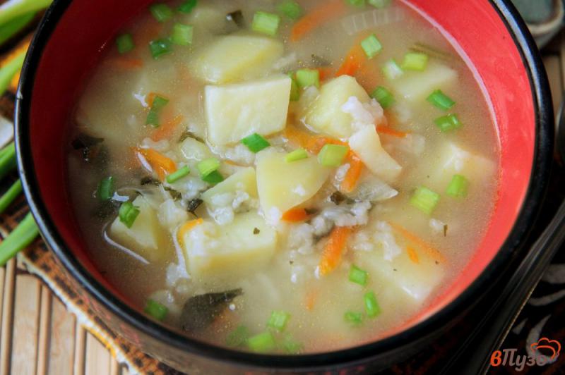 Фото приготовление рецепта: Рыбный суп с рисом и шпинатом в мультиварке шаг №10