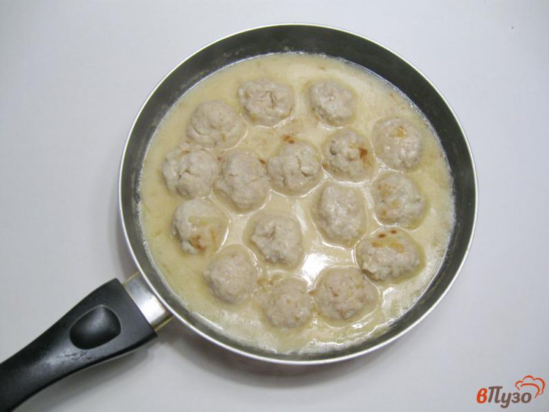 Фото приготовление рецепта: Тефтели с горчицей в сметанном соусе шаг №6