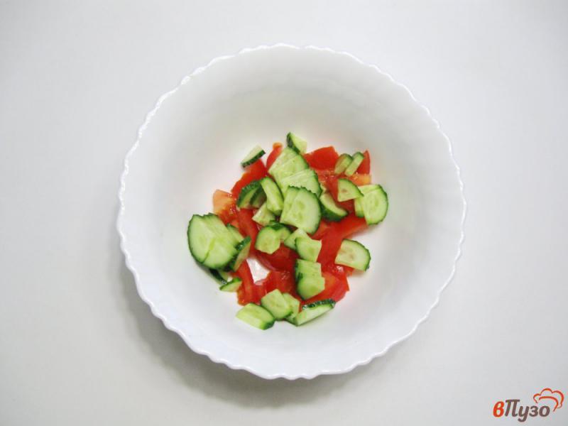 Фото приготовление рецепта: Салат из помидоров, огурцов и салатных листьев шаг №1