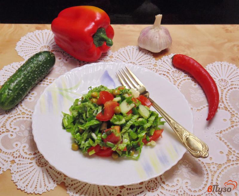 Фото приготовление рецепта: Салат из помидоров, огурцов и салатных листьев шаг №6
