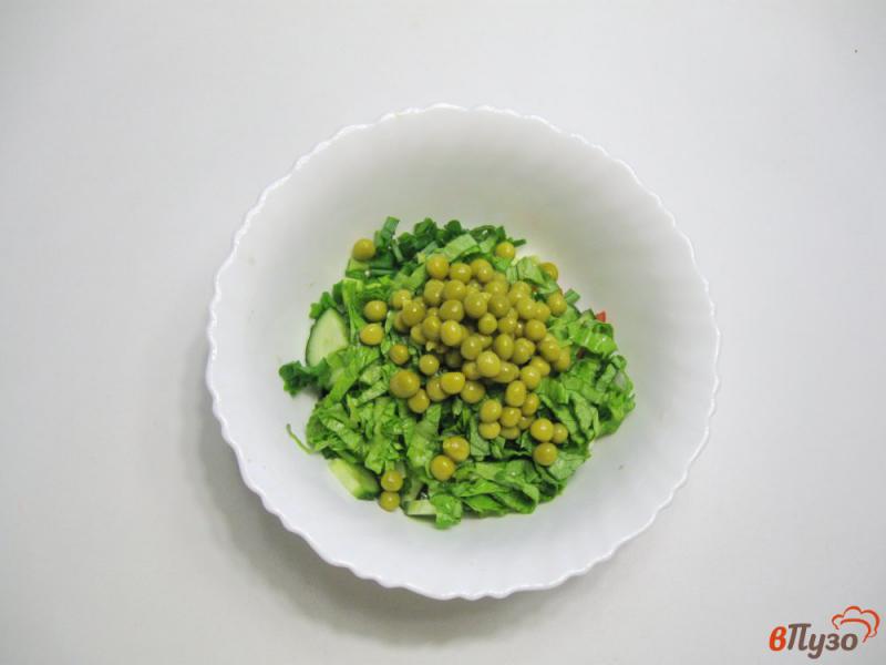 Фото приготовление рецепта: Салат из помидоров, огурцов и салатных листьев шаг №4