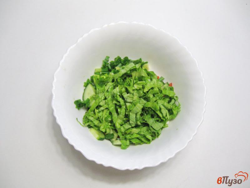Фото приготовление рецепта: Салат из помидоров, огурцов и салатных листьев шаг №3