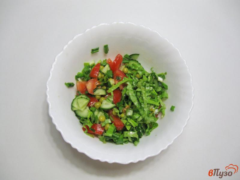 Фото приготовление рецепта: Салат из помидоров, огурцов и салатных листьев шаг №5