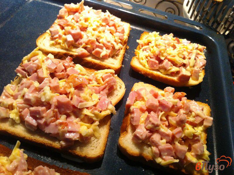 Фото приготовление рецепта: Горячие бутерброды с ветчиной шаг №3