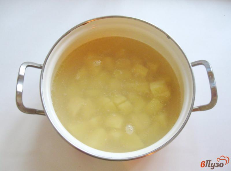 Фото приготовление рецепта: Овощной суп с рисом и зеленым горошком шаг №1