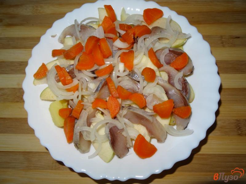 Фото приготовление рецепта: Салат с сельдью и яблоком шаг №5