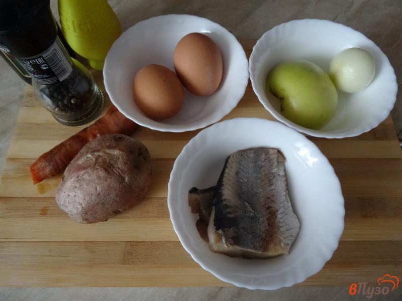 Фото приготовление рецепта: Салат с сельдью и яблоком шаг №1