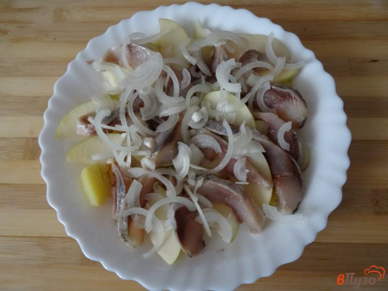 Фото приготовление рецепта: Салат с сельдью и яблоком шаг №4