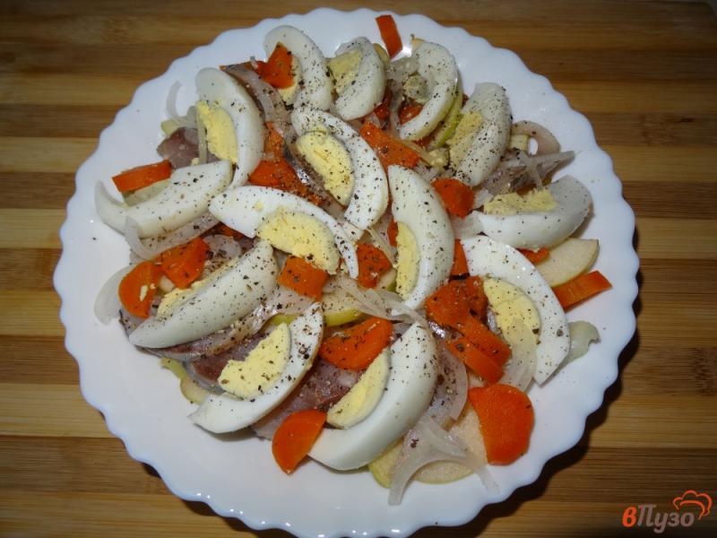 Фото приготовление рецепта: Салат с сельдью и яблоком шаг №7