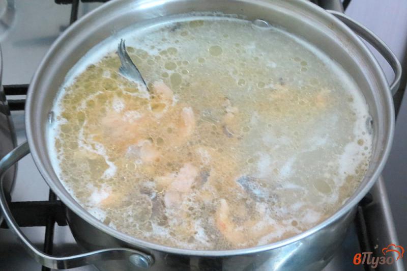 Фото приготовление рецепта: Бульон из головы и обрезков лосося с рисом шаг №2