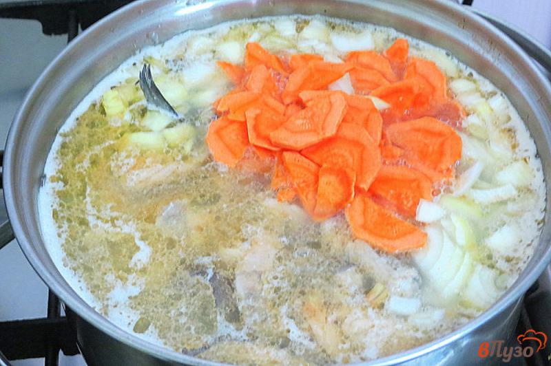 Фото приготовление рецепта: Бульон из головы и обрезков лосося с рисом шаг №4