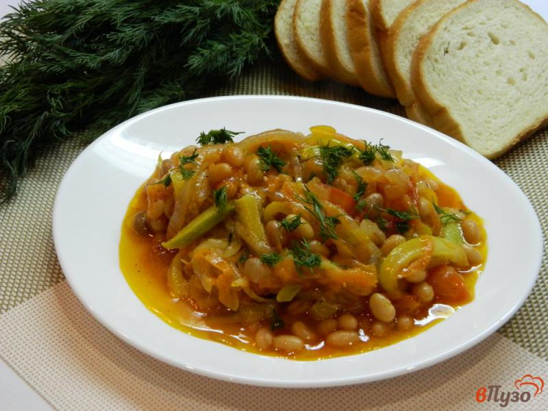 Фото приготовление рецепта: Фасоль в томатном соусе с кабачком и болгарским перцем шаг №4