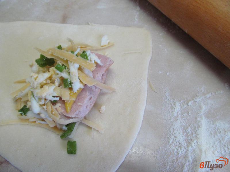 Фото приготовление рецепта: Пирожки с сосисками и яйцом шаг №4