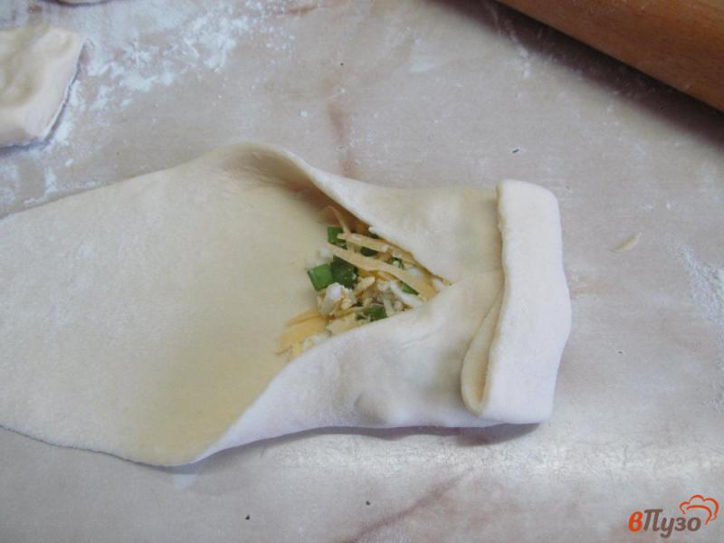 Фото приготовление рецепта: Пирожки с сосисками и яйцом шаг №5