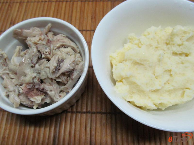 Фото приготовление рецепта: Котлеты из картофеля с курицей под грибным соусом с огурцом шаг №1