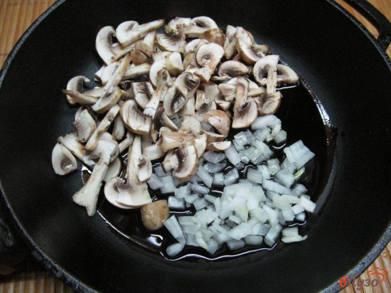 Фото приготовление рецепта: Котлеты из картофеля с курицей под грибным соусом с огурцом шаг №6