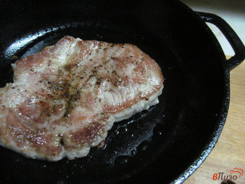 Фото приготовление рецепта: Свиная отбивная под соусом из брокколи шаг №4