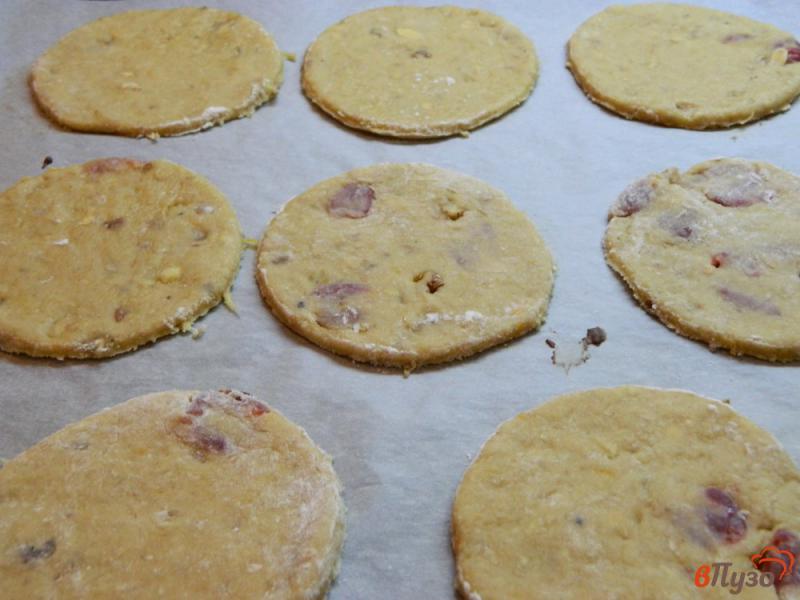 Фото приготовление рецепта: Имбирное печенье с орехами и сушеной вишней шаг №7