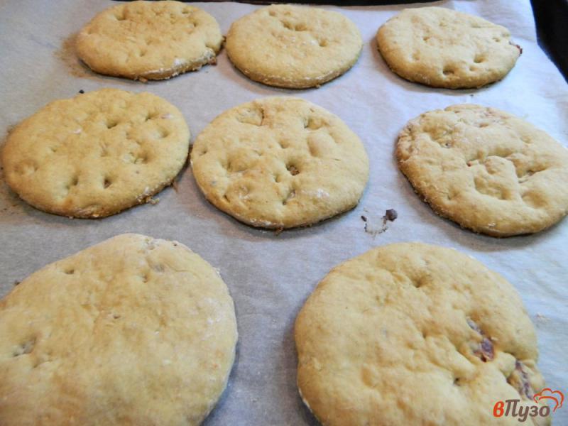 Фото приготовление рецепта: Имбирное печенье с орехами и сушеной вишней шаг №8