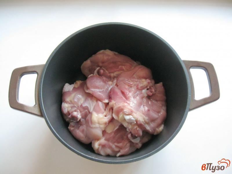 Фото приготовление рецепта: Куриные бедра в луковом соусе шаг №1