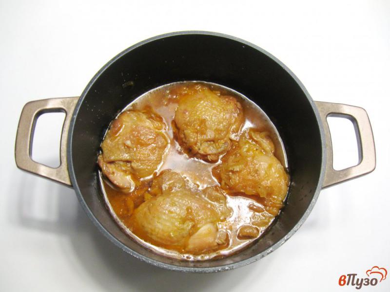 Фото приготовление рецепта: Куриные бедра в луковом соусе шаг №6