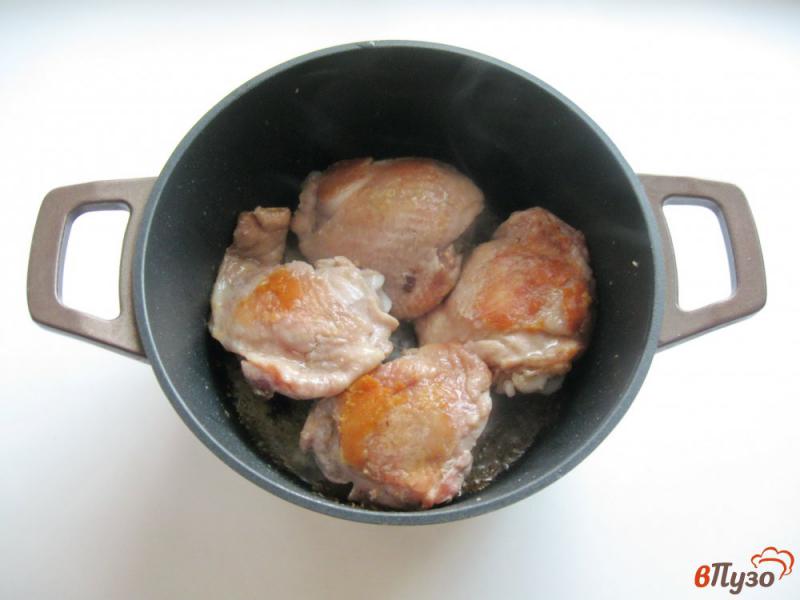 Фото приготовление рецепта: Куриные бедра в луковом соусе шаг №2