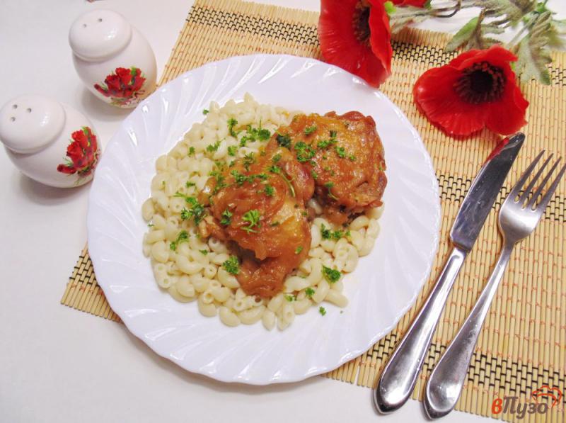 Фото приготовление рецепта: Куриные бедра в луковом соусе шаг №7
