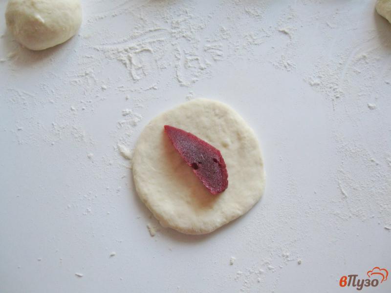 Фото приготовление рецепта: Пирожки с вишневым джемом шаг №2