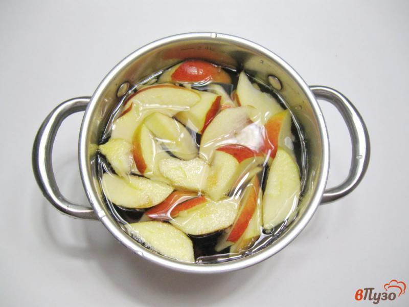 Фото приготовление рецепта: Кисель из вишен и яблок шаг №4