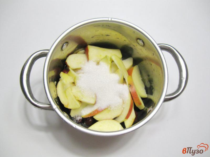 Фото приготовление рецепта: Кисель из вишен и яблок шаг №3