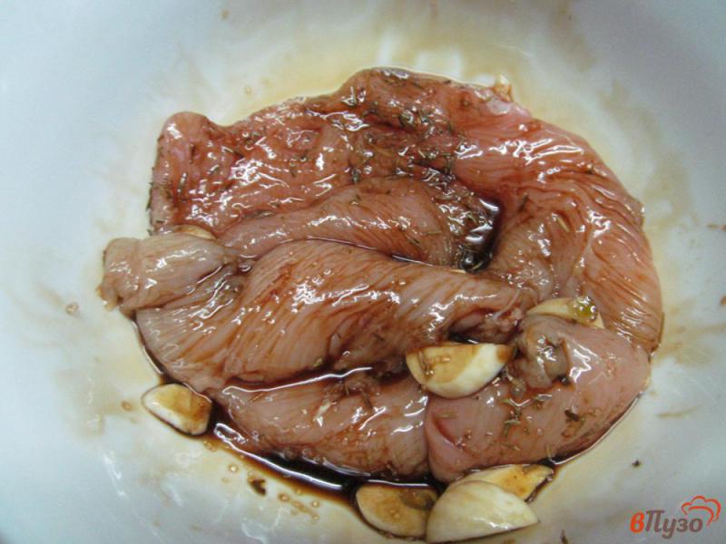 Фото приготовление рецепта: Фаршированные куриные грудки под сырным соусом шаг №2