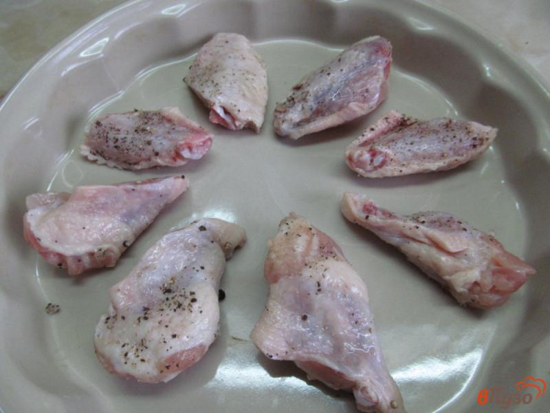 Фото приготовление рецепта: Куриные крылья в острой ореховой панировке шаг №2