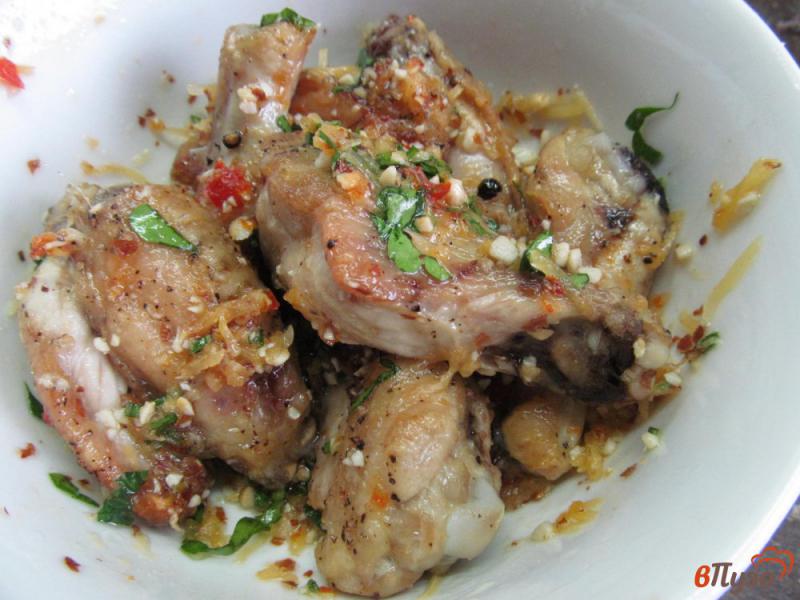 Фото приготовление рецепта: Куриные крылья в острой ореховой панировке шаг №6