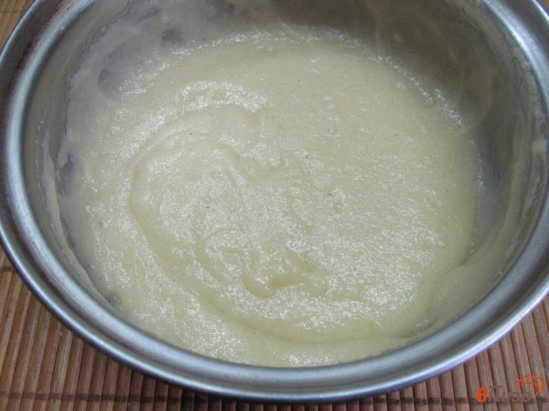 Фото приготовление рецепта: Кекс из манки в клюквенном соусе шаг №2