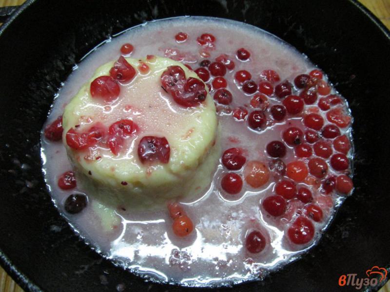 Фото приготовление рецепта: Кекс из манки в клюквенном соусе шаг №7