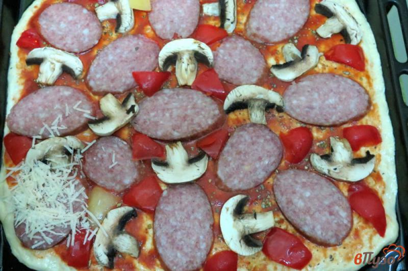 Фото приготовление рецепта: Пицца  с грибами и маскарпоне шаг №6